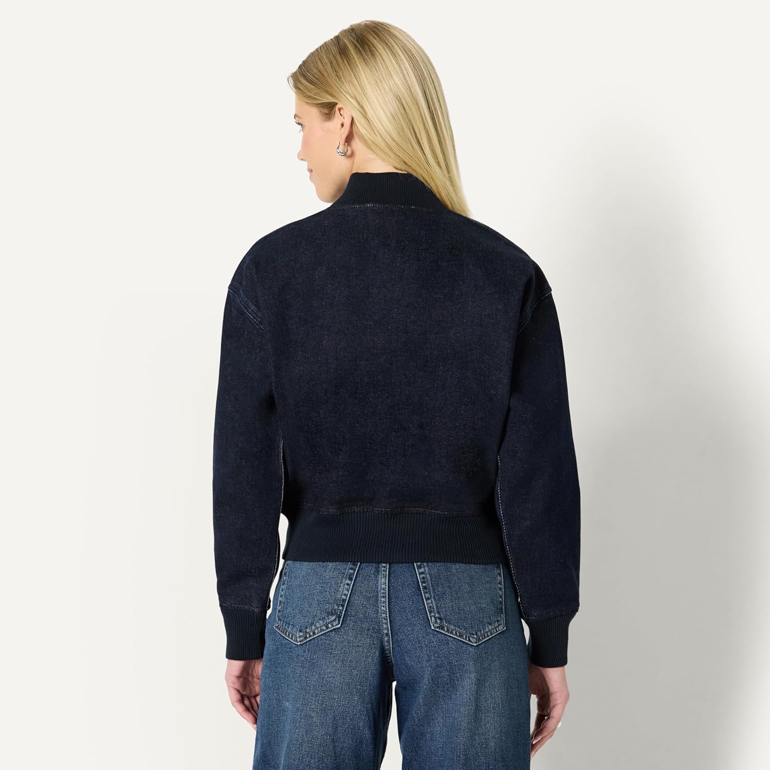 Thumbnail 2 de Amazon Essentials Women’s Relaxed-Fit Denim Bomber Jacket