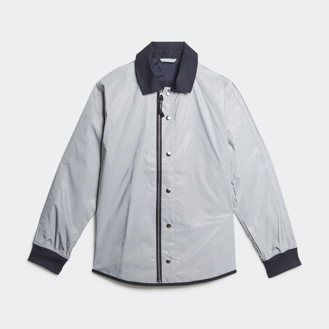 Detalle de Chaqueta Coach Blondey de Adidas: conversación entre estilo plateado y comodidad funcional