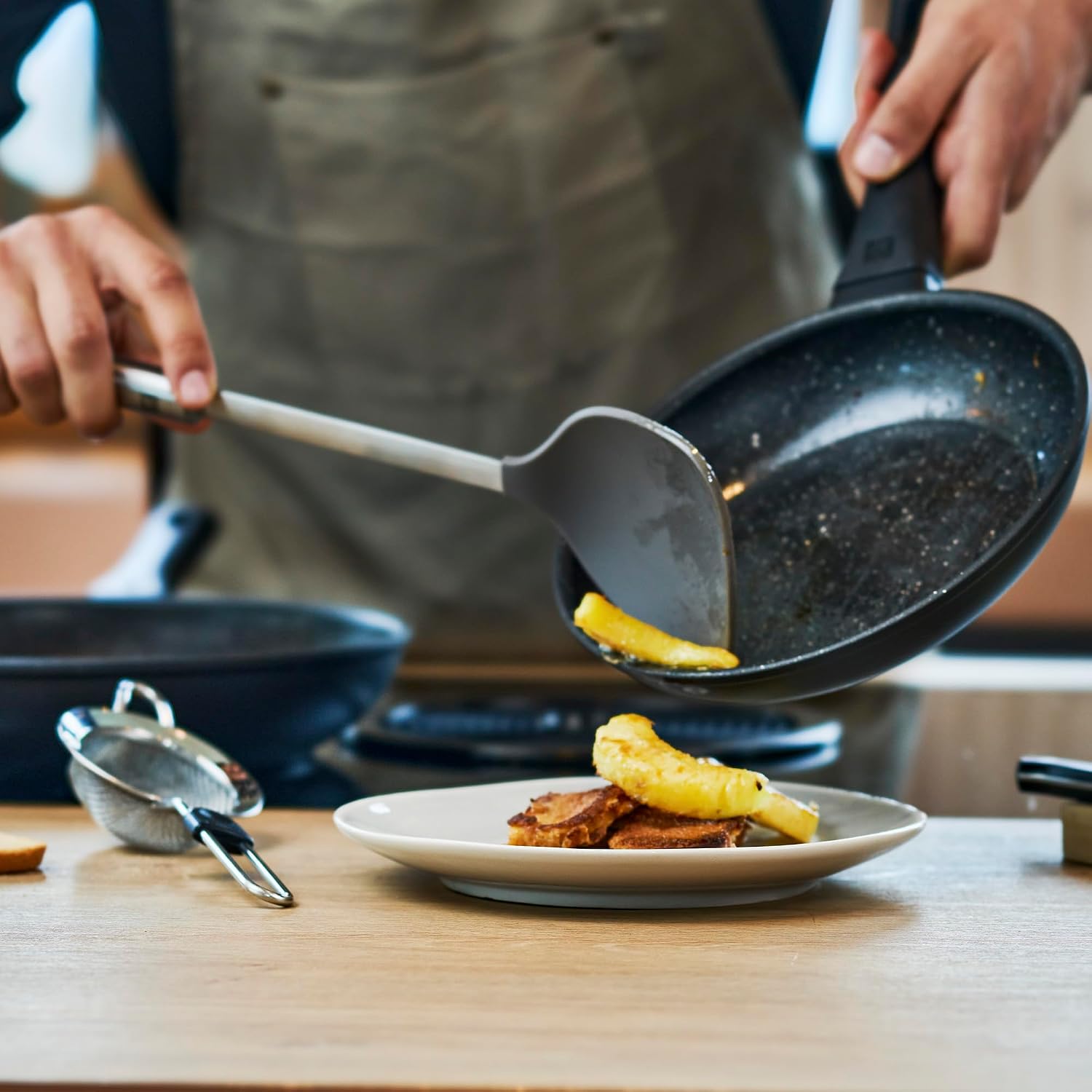 Detalle 2 de ZWILLING Pro Tool Silicone Wok Turner with 18/10 Stainless Steel Handle
