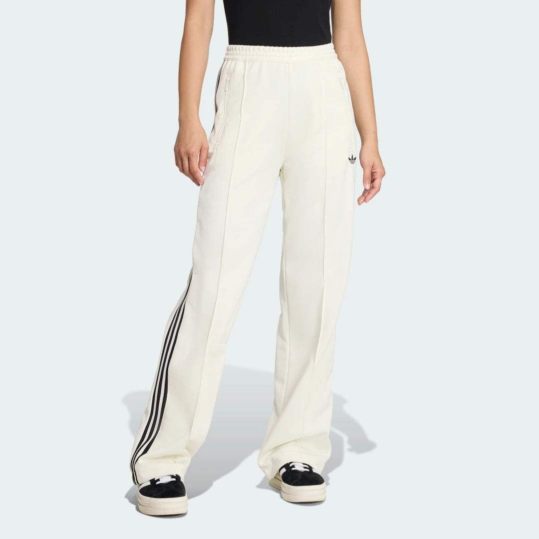 Detalle de Pantalón Classic de Adidas — cómodo, limpio y versátil para el día a día