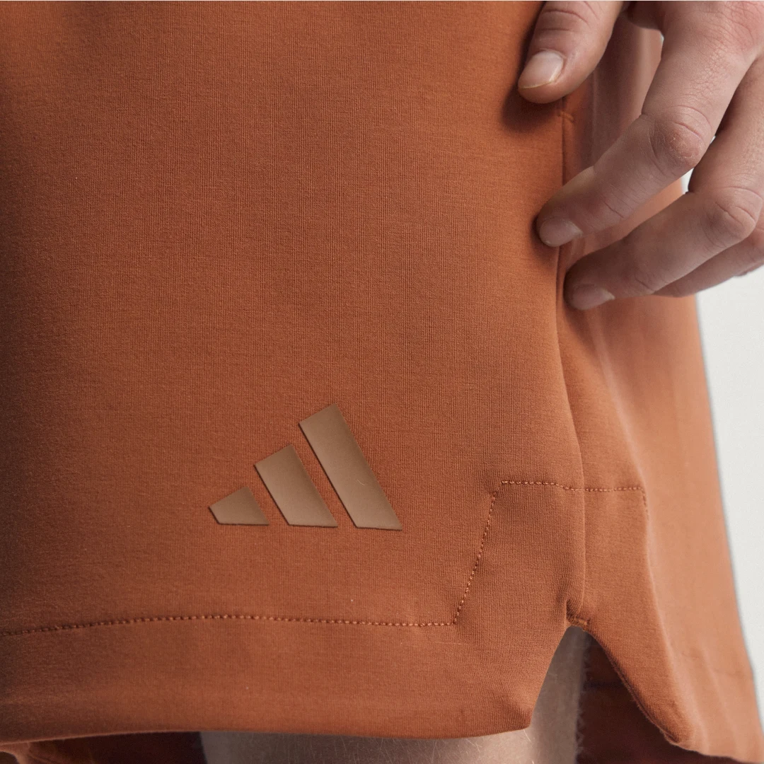 Detalle de Pantalón corto Soft Lux de Adidas, color Marrón