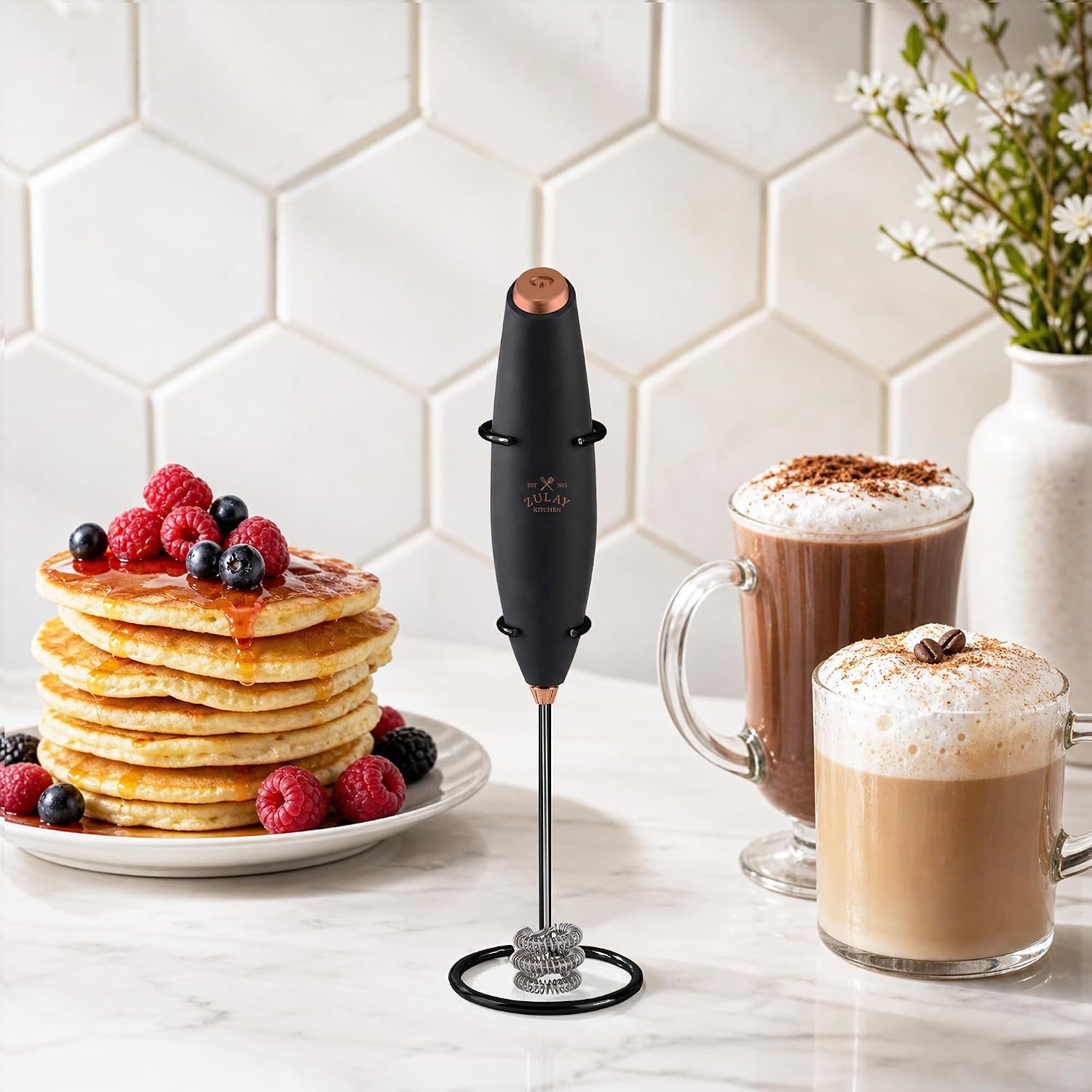Detalle de Zulay Kitchen Tornado Whisk Handheld Milk Frother (Duracell AA Batteries Included) with Stand