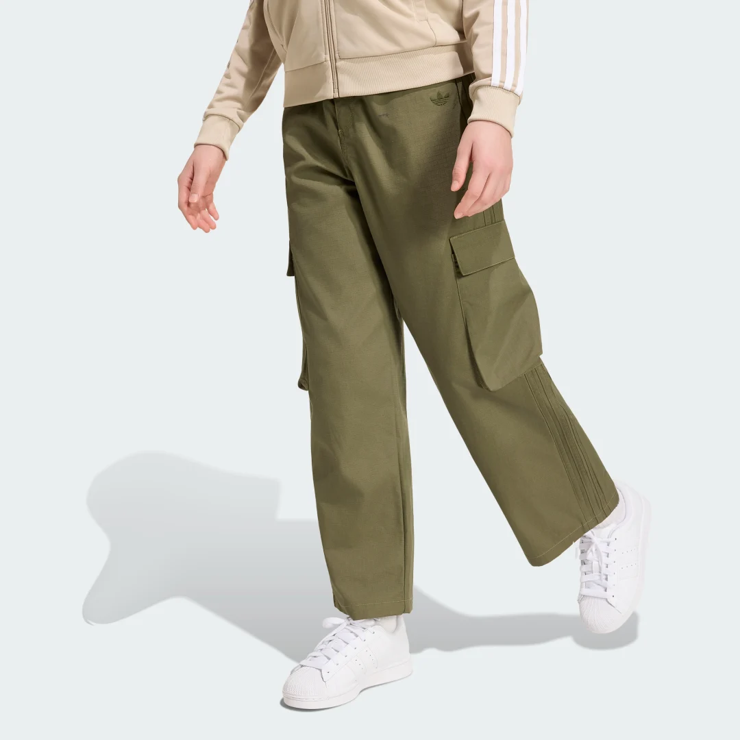 Detalle de PANTALÓN CARGO OVERSIZED RIPSTOP de Adidas – color Verde