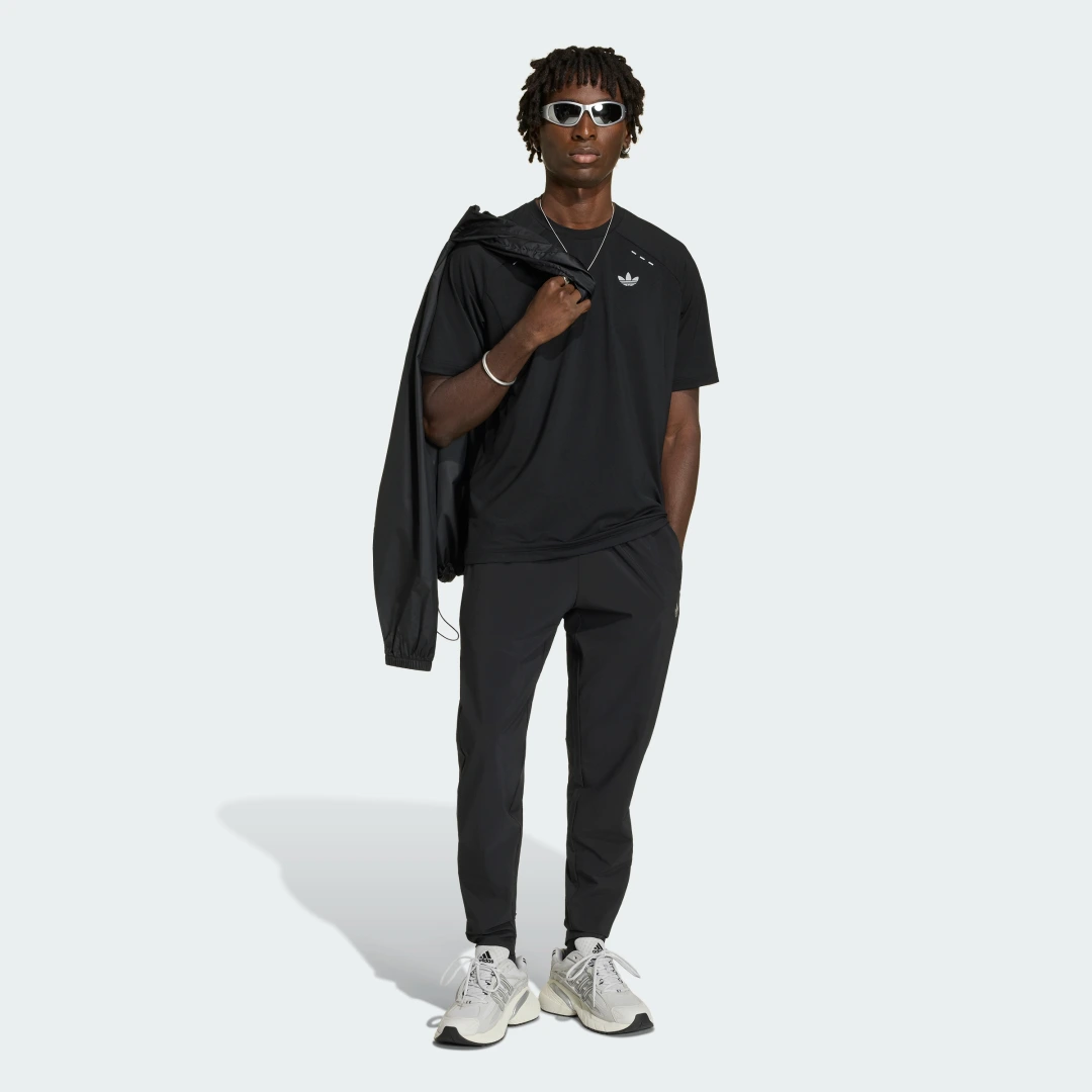 Thumbnail 2 de Camiseta de poliéster Tech Trefoil Essentials de Adidas en negro
