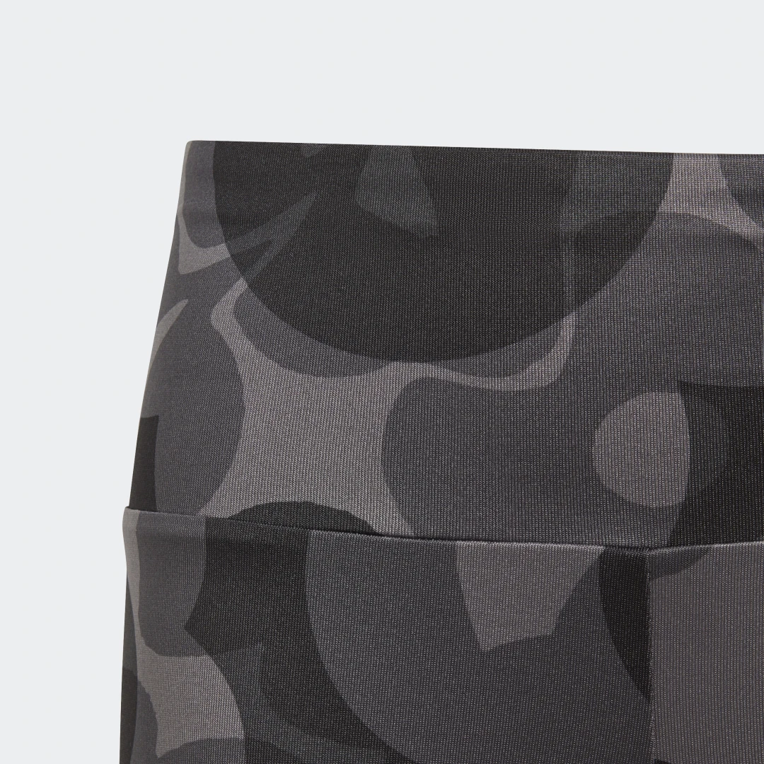 Detalle 2 de Mallas 7/8 Essentials AEROREADY Seasonal Print High-Waist (Adolescentes) – Adidas
