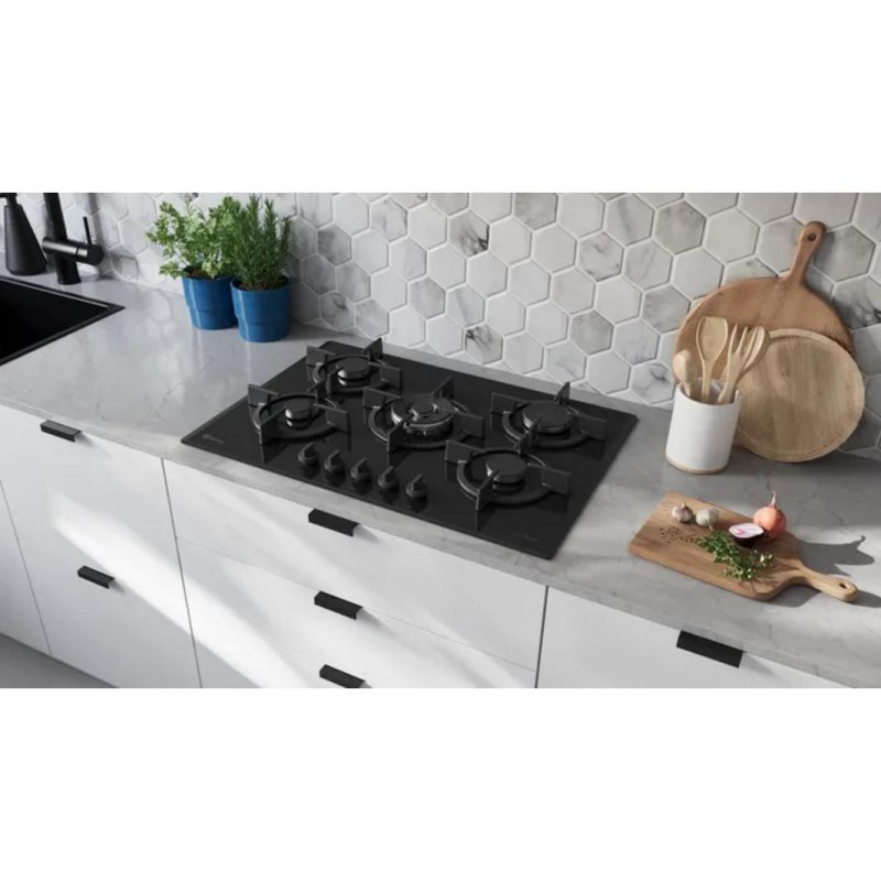Detalle de Balay 3ETG676RB: placa de gas de 75 cm con 5 zonas y Wok integrado en vidrio negro