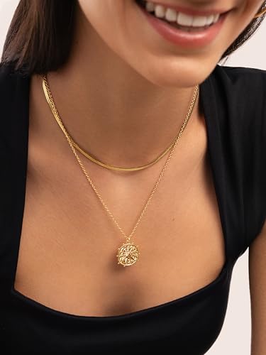 Detalle de SINGULARU Collier Solstice Sun: collar en latón bañando en oro 18K con sol grabado