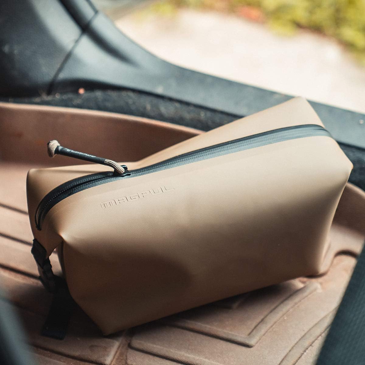 Detalle de Magpul DAKA Takeout – torba 3,5 l z zamkiem YKK Aqua-Guard, ciemnoziemista