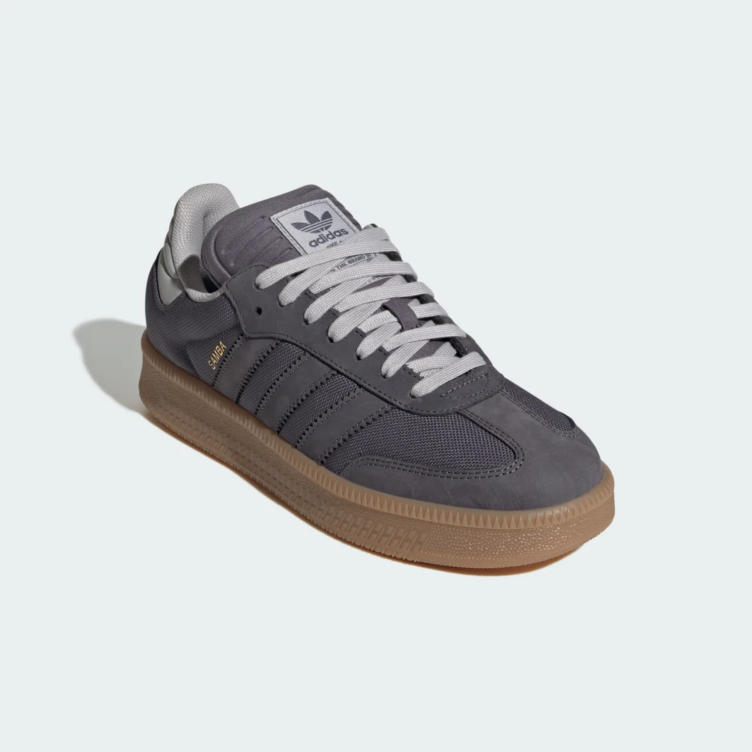 Detalle de ZAPATILLA SAMBA XLG de Adidas: estilo clásico con enfoque práctico