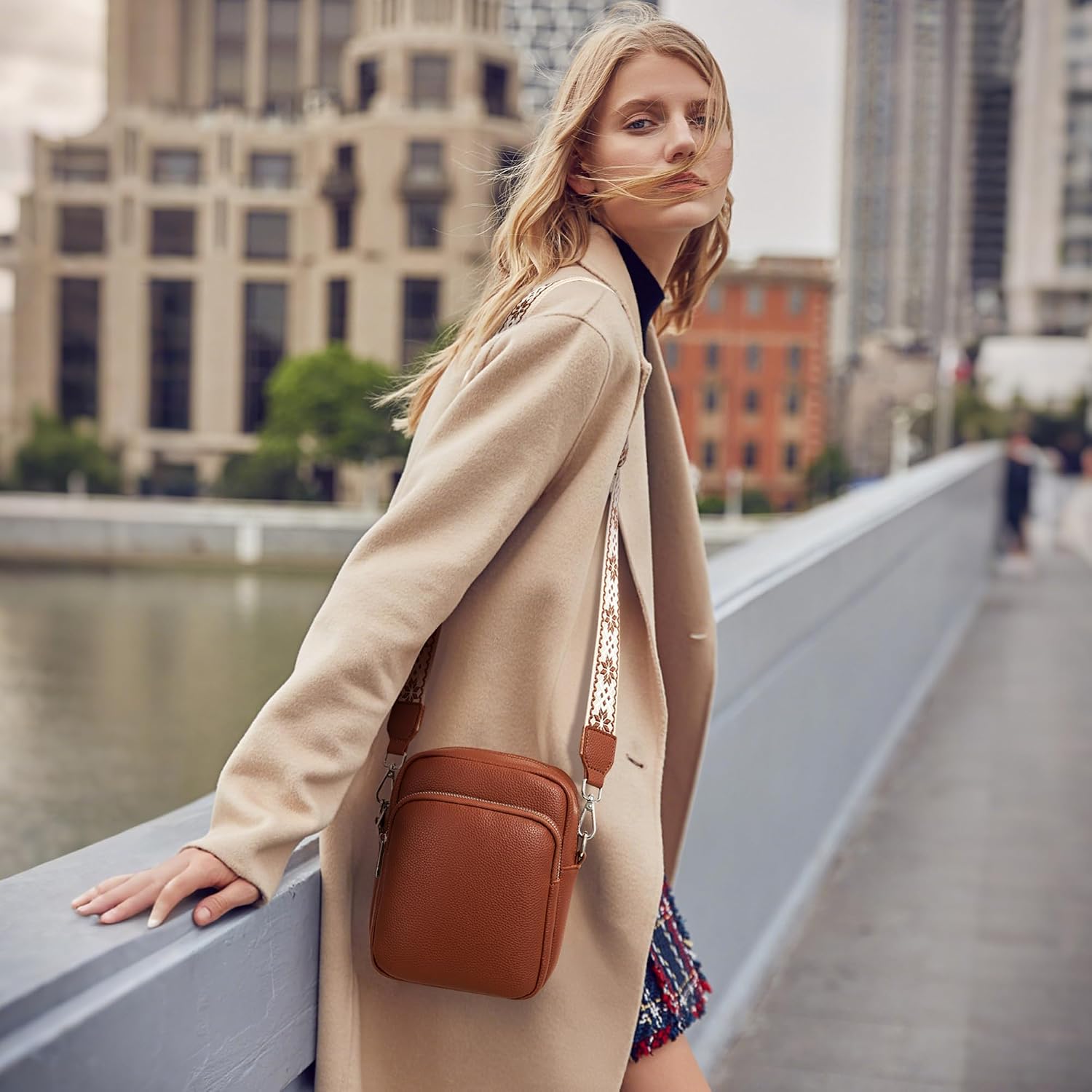 Detalle 2 de KALIDI Crossbody Bag for Women – Vegan Leather Phone Bag with RFID Blocking