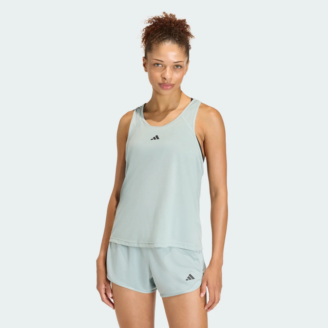 Detalle de Adidas Train Essentials, camiseta de tirantes verde con espalda deportiva