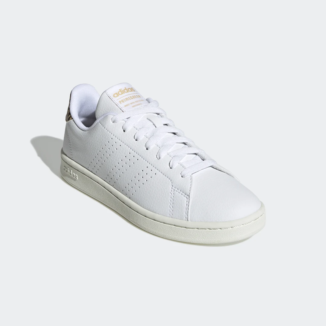 Detalle de Zapatillas Advantage de Adidas: versátiles en blanco para uso diario