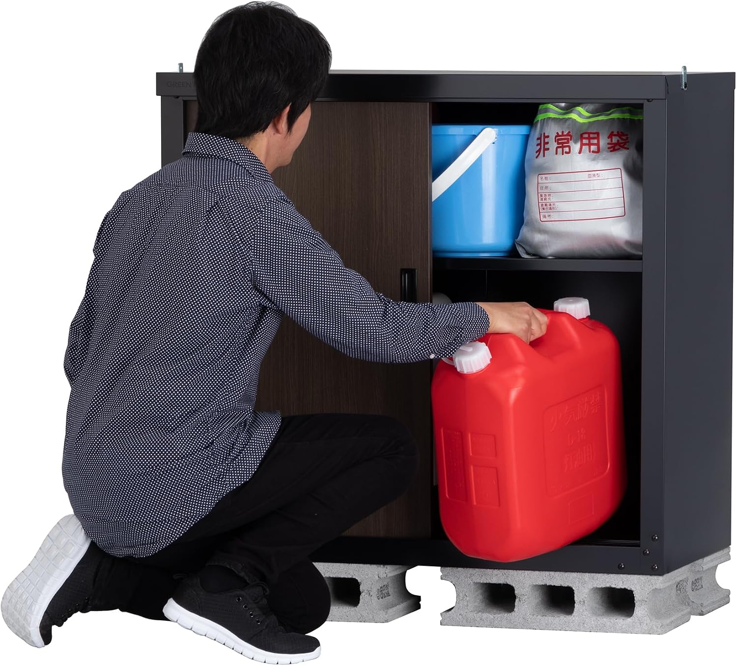 Detalle de グリーンライフ HSM-83(BK) 屋外用小型物置 木目調扉・鍵付き・可動棚1枚