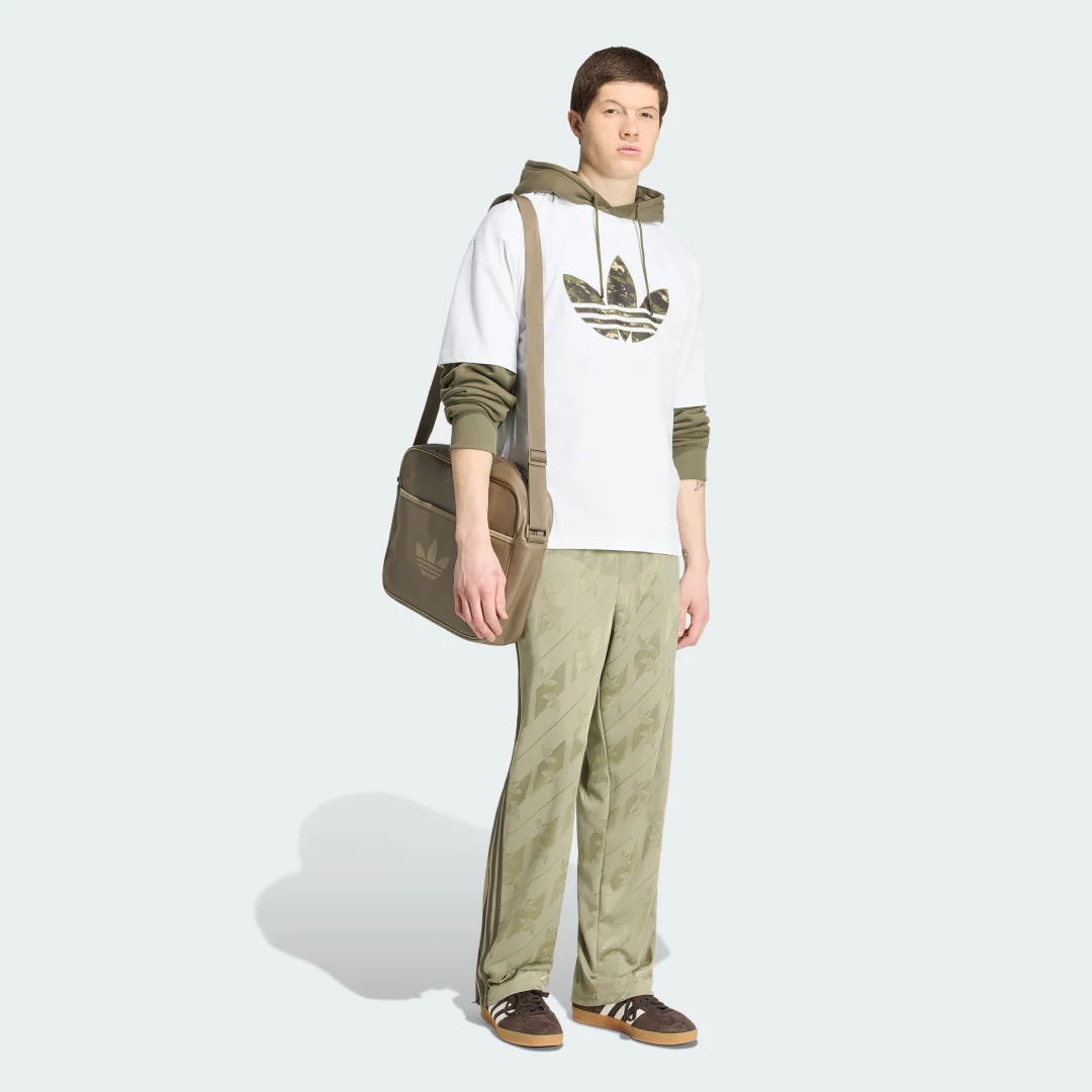Detalle de Pantalón Monogram Firebird de Adidas: verde, cómodo y tendencia para el día a día