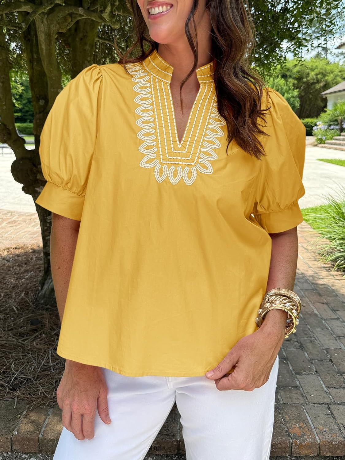 Thumbnail 4 de Cicy Bell Women's Puff Short Sleeve Blouse with Embroidered V-Neck