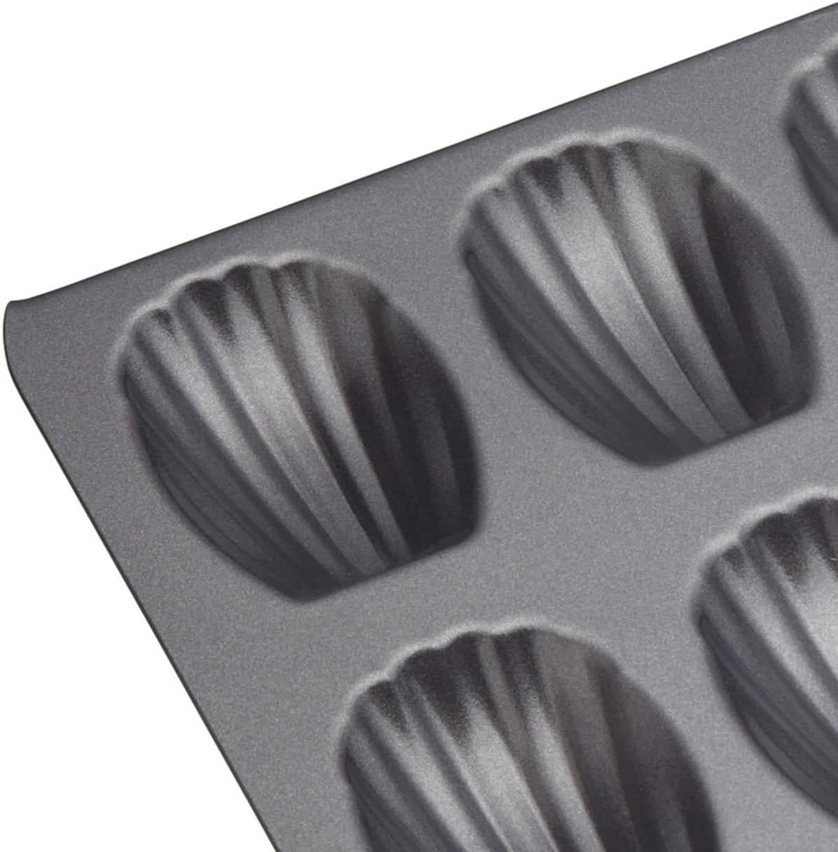 Detalle 2 de MasterClass Madeleine Tray, 12-hole carbon steel non-stick mould, 40 x 20 cm