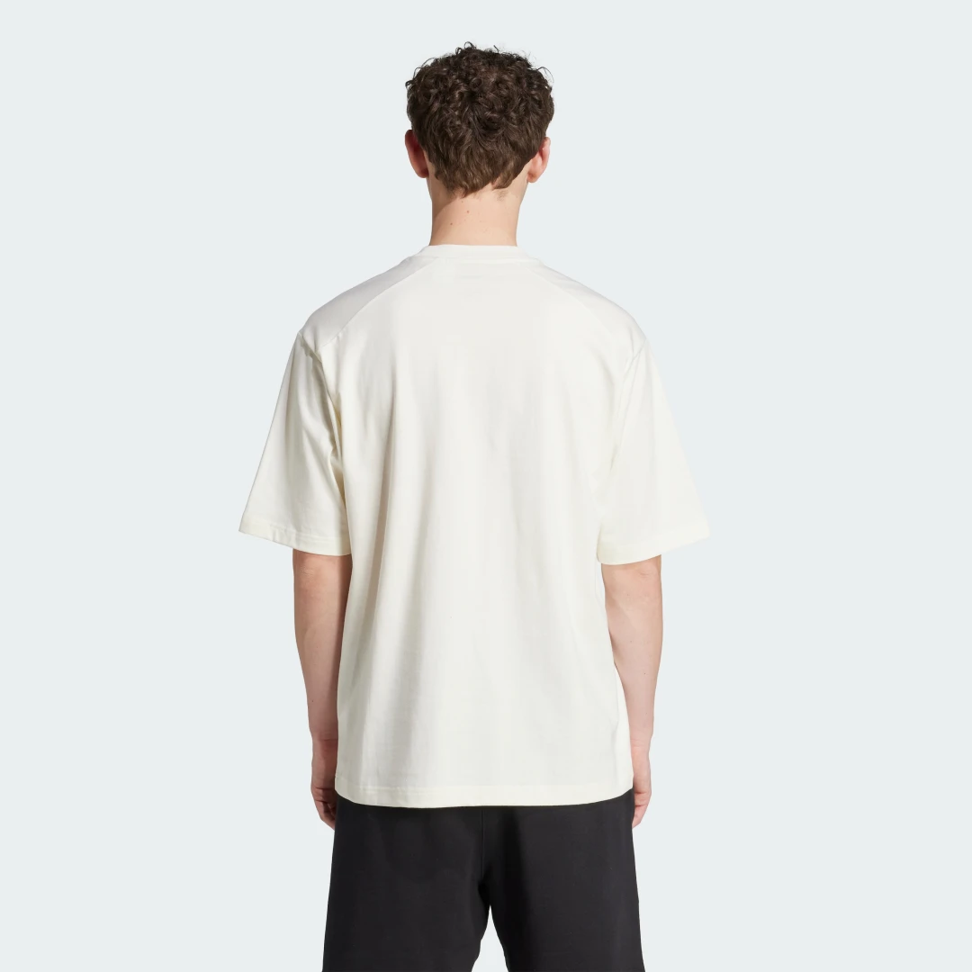 Detalle 2 de Codes Doodle Scooter Graphic Tee de Adidas — camiseta gráfica blanca