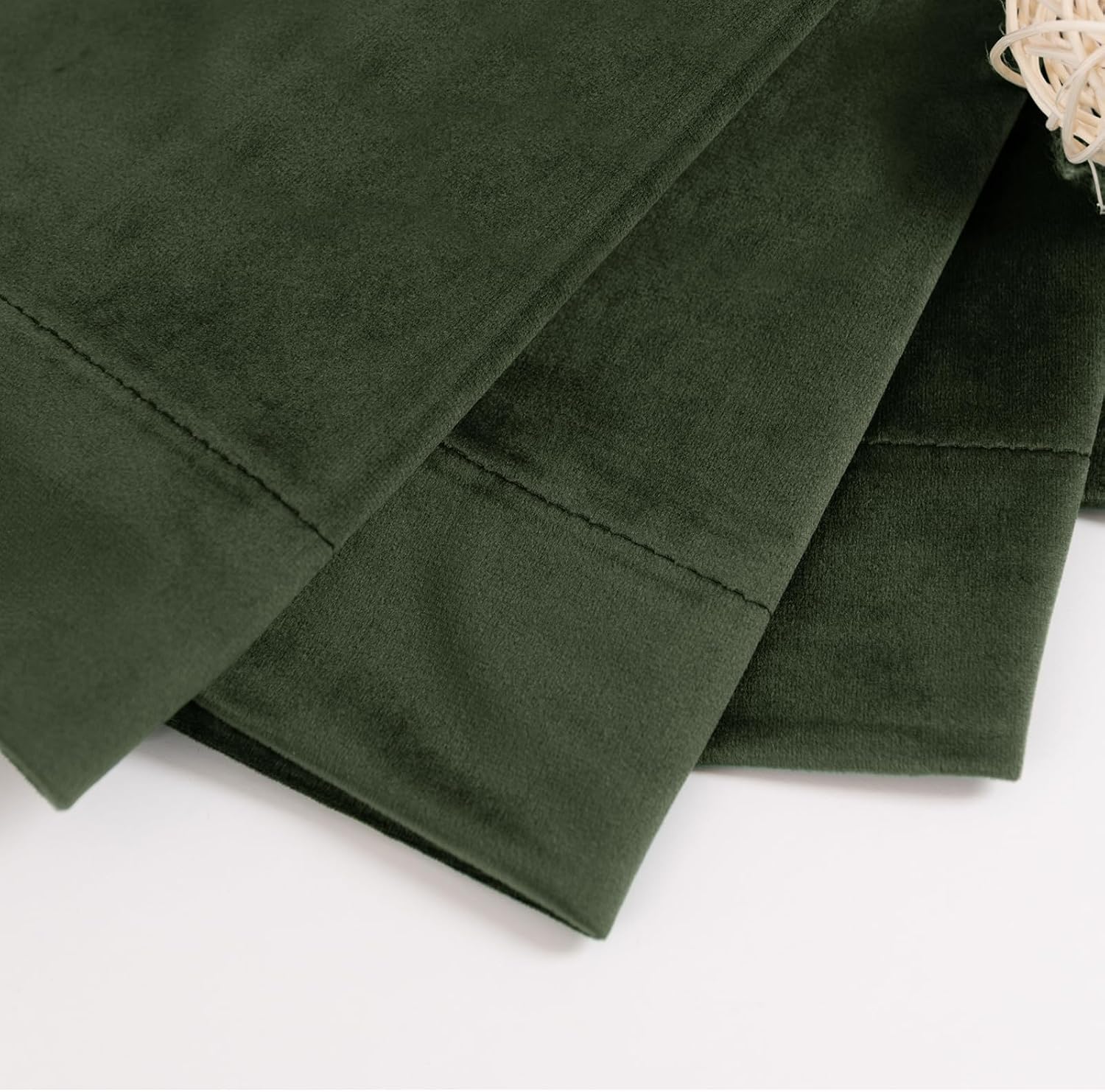 Detalle 2 de BGment Olive Green 52 x 84 Velvet Blackout Curtains, 2 Panels