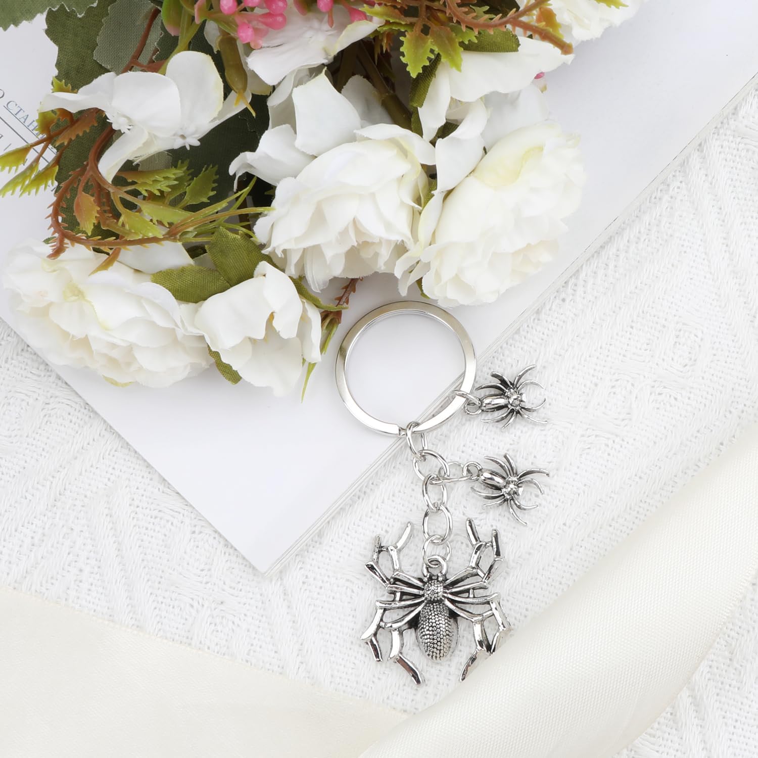 Detalle de Tranbath Creative Spider Pendant Keychain: A Thoughtful, Animal-Themed Accessory for Bags, Keys and Gifts