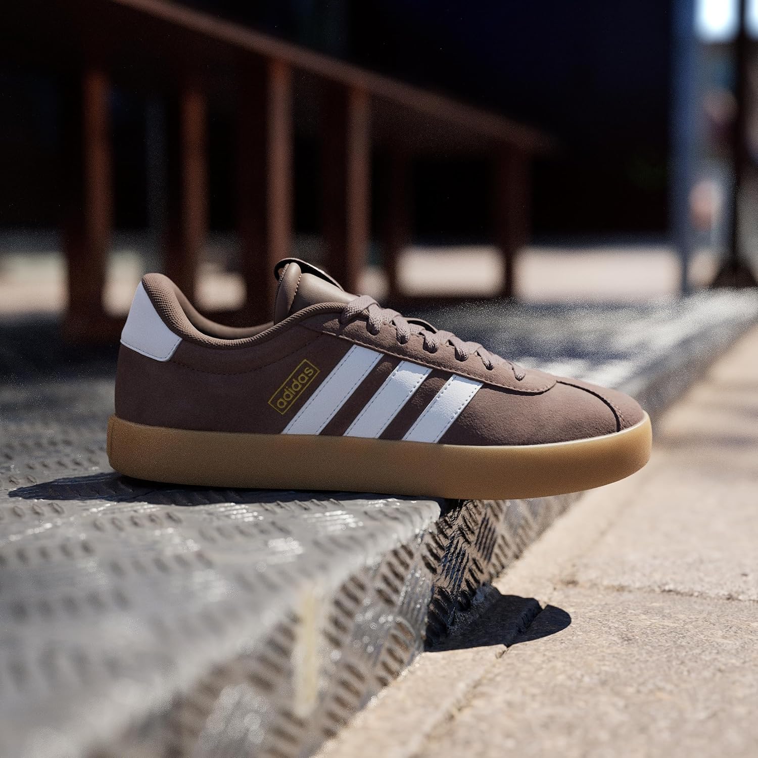 Detalle de adidas Herren VL Court 3.0 Shoes – Earth Strata / Cloud White / Gold Metallic, Größe 44 EU