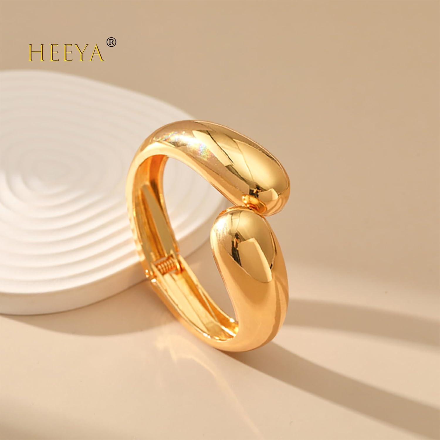 Detalle de HEEYA Armreif Damen Gold – Offenes verstellbares Manschettenarmband in Geschenkbox