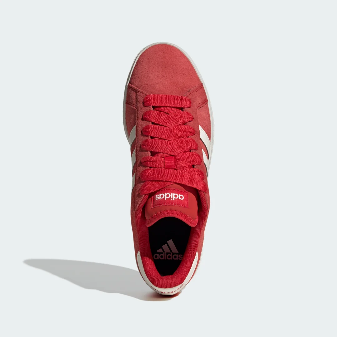 Detalle de Zapatilla Grand Court Base 00s de Adidas: comodidad y estilo clásico en rojo