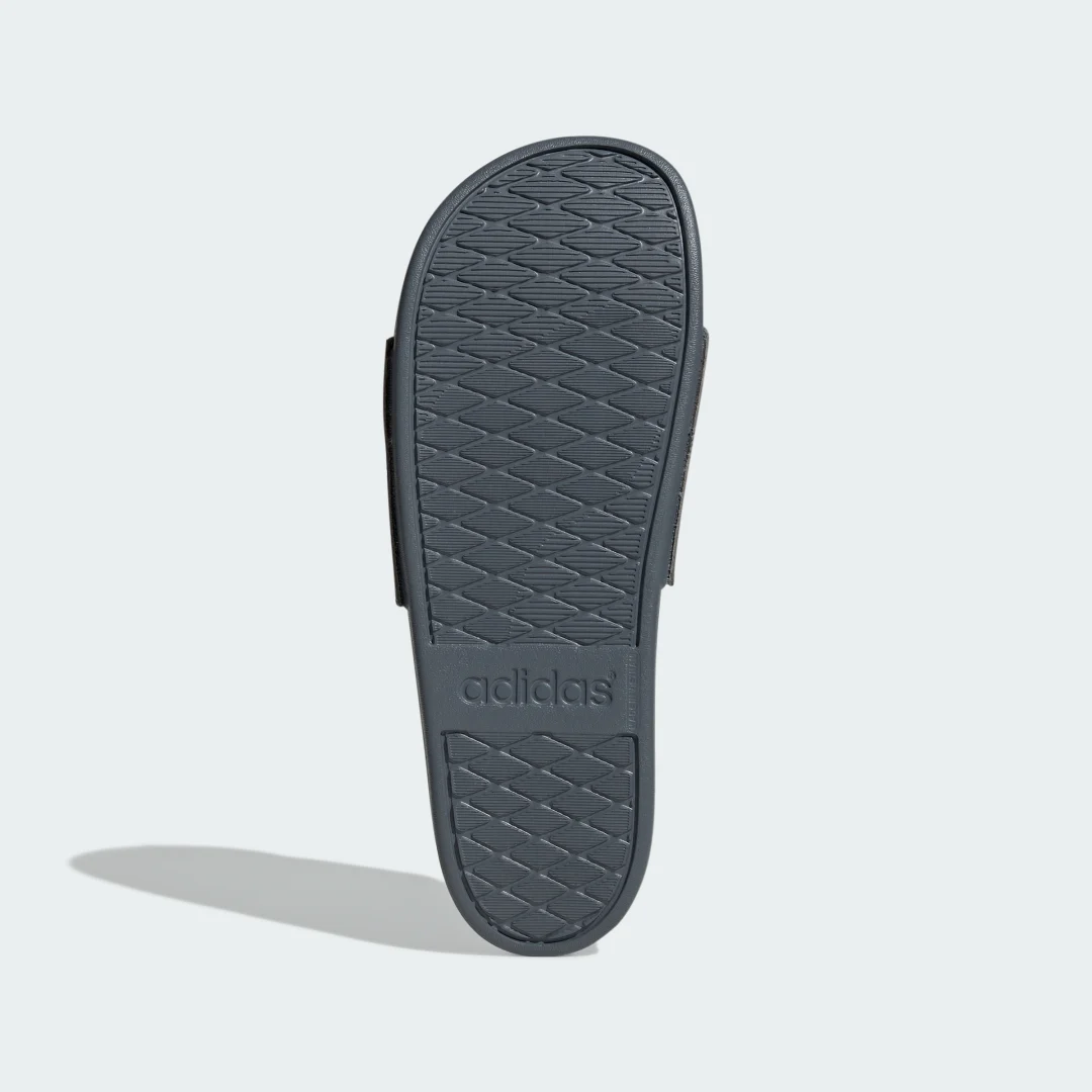 Detalle de Adilette Comfort de Adidas: chancla versátil en Negro para el día a día