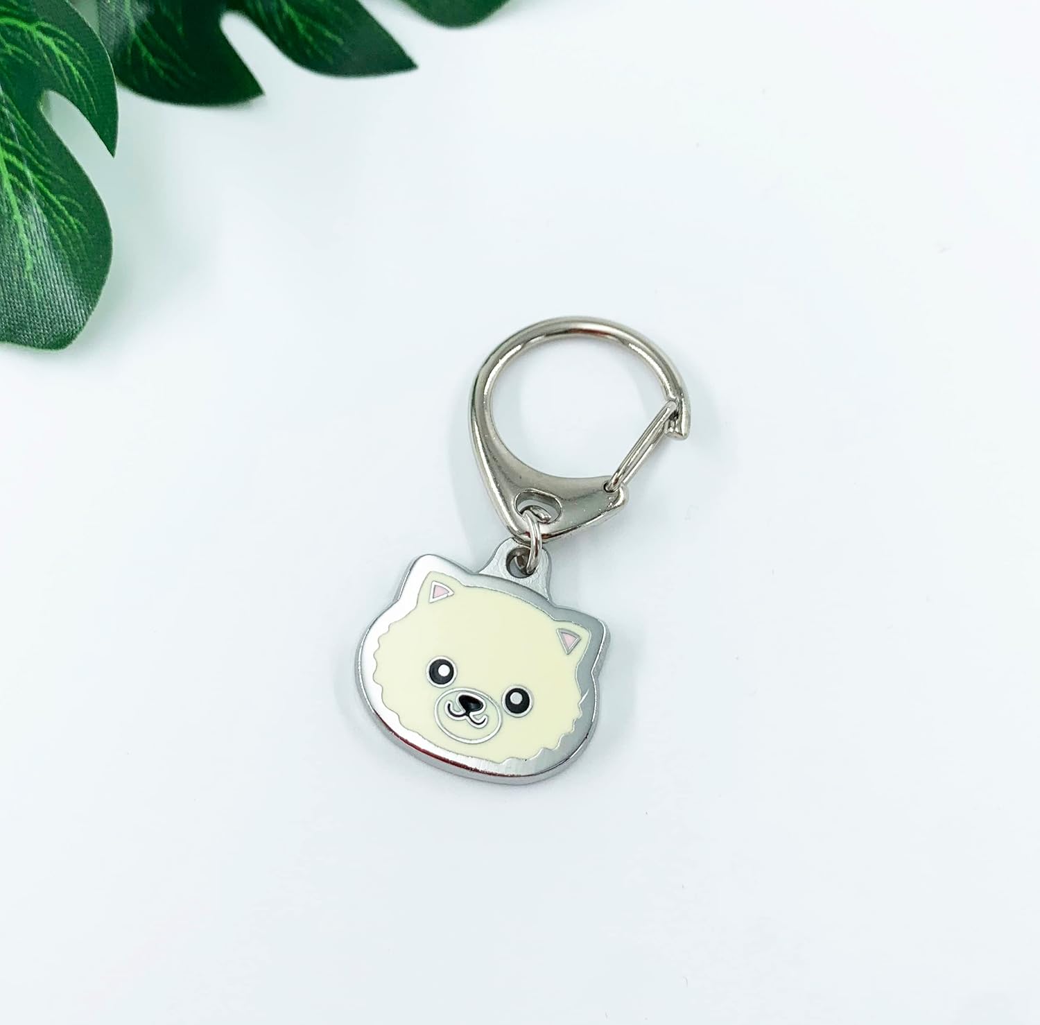 Detalle 2 de Yellow Pomeranian dog pendant keyring – metal Dog ID tag keyfob