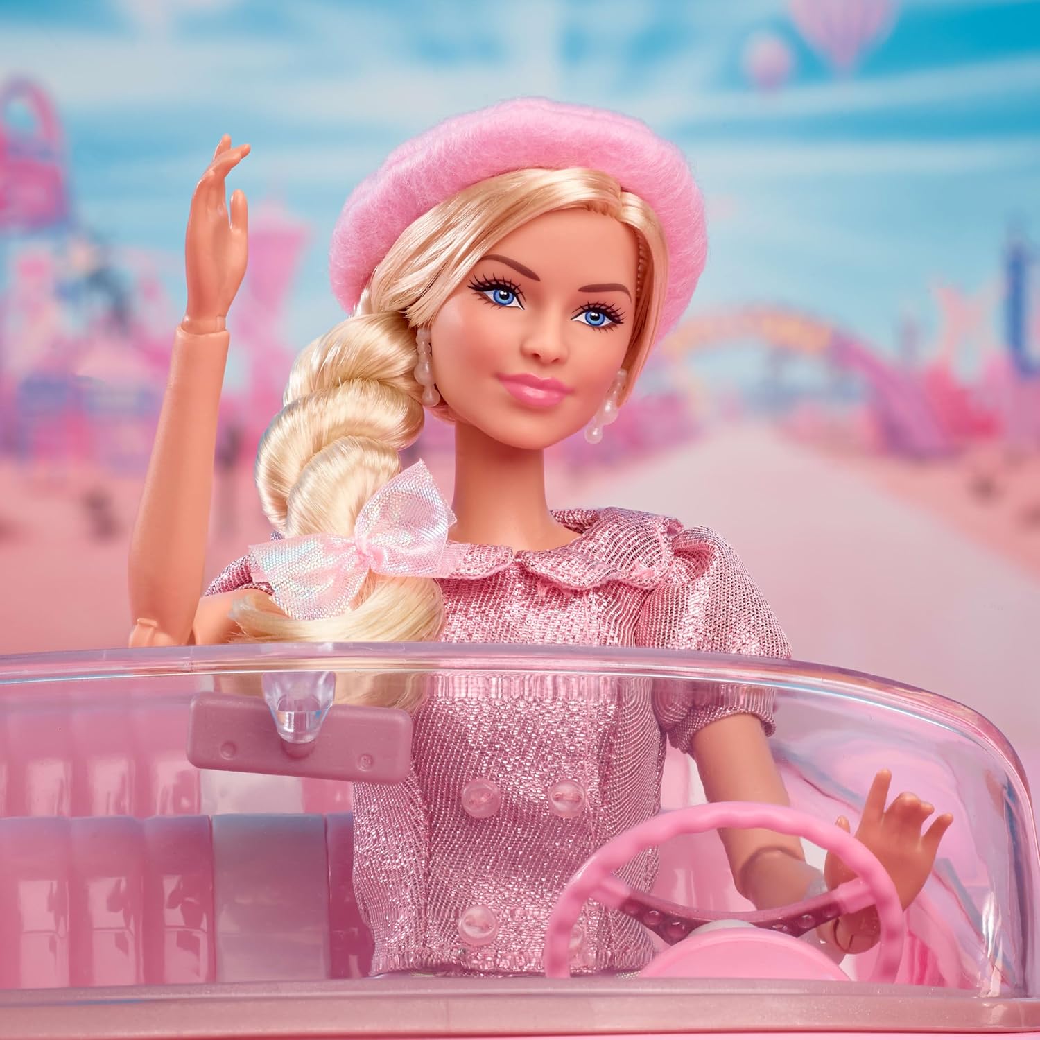 Thumbnail 2 de Barbie The Movie Margot Robbie – Bambola da collezione JBJ53 con camicetta e gonna rosa, capelli acconciati e gioielli coordinati