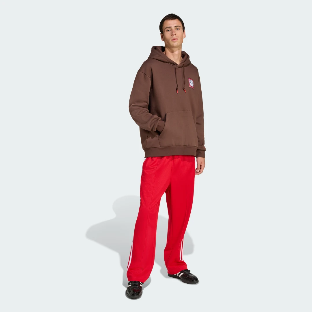 Detalle de Sudadera estampada con capucha de Adidas: comodidad y estilo para el día a día