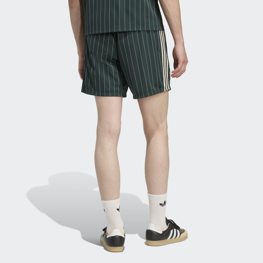 Detalle 2 de Pantalón corto Juventus Terrace Icons de Adidas | Verdes, para fans que buscan comodidad