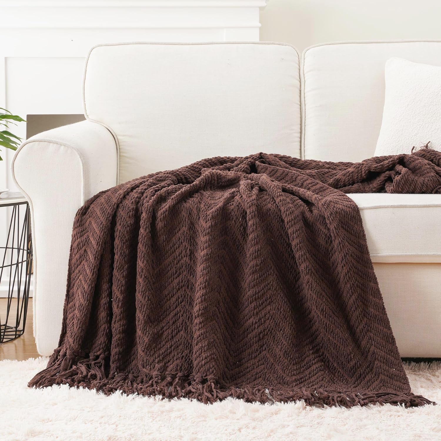 Detalle de Battilo Dark Brown 50"x60" Knit Throw Blanket with Chevron Pattern and Tassels