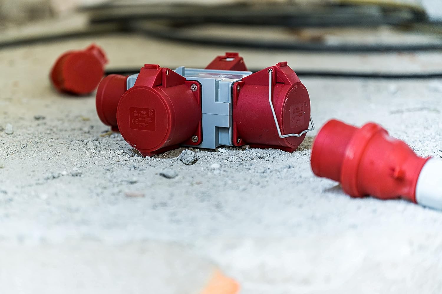 Detalle 2 de Brennenstuhl CEE Adapter Power Distributor IP44 – 1× 400V/32A to 3× 400V/32A sockets