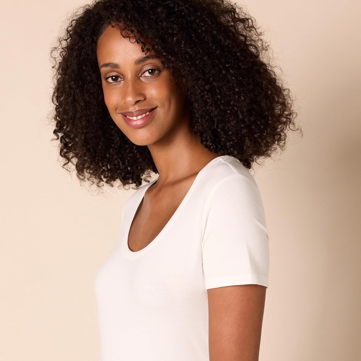 Thumbnail 3 de Amazon Essentials Damen Regular-Fit Kurzarm-T-Shirt mit U-Ausschnitt, Baumwoll-Modal-Mischung – 2er-Pack (in Übergröße)