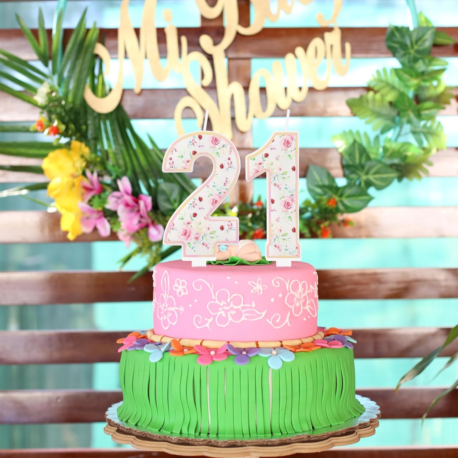 Detalle de Beautiful Flower Candles: Hawaiian Themed Birthday Cake with Number 5 Decoration