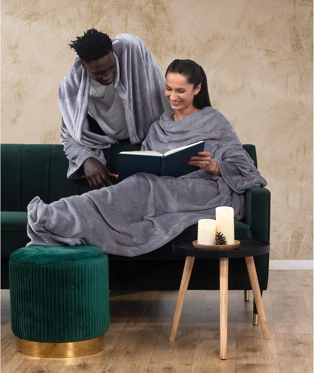 Detalle de DecoKing 150 x 180 cm – Couverture à manches TV en microfibre avec poches et manches, couleur ivoire