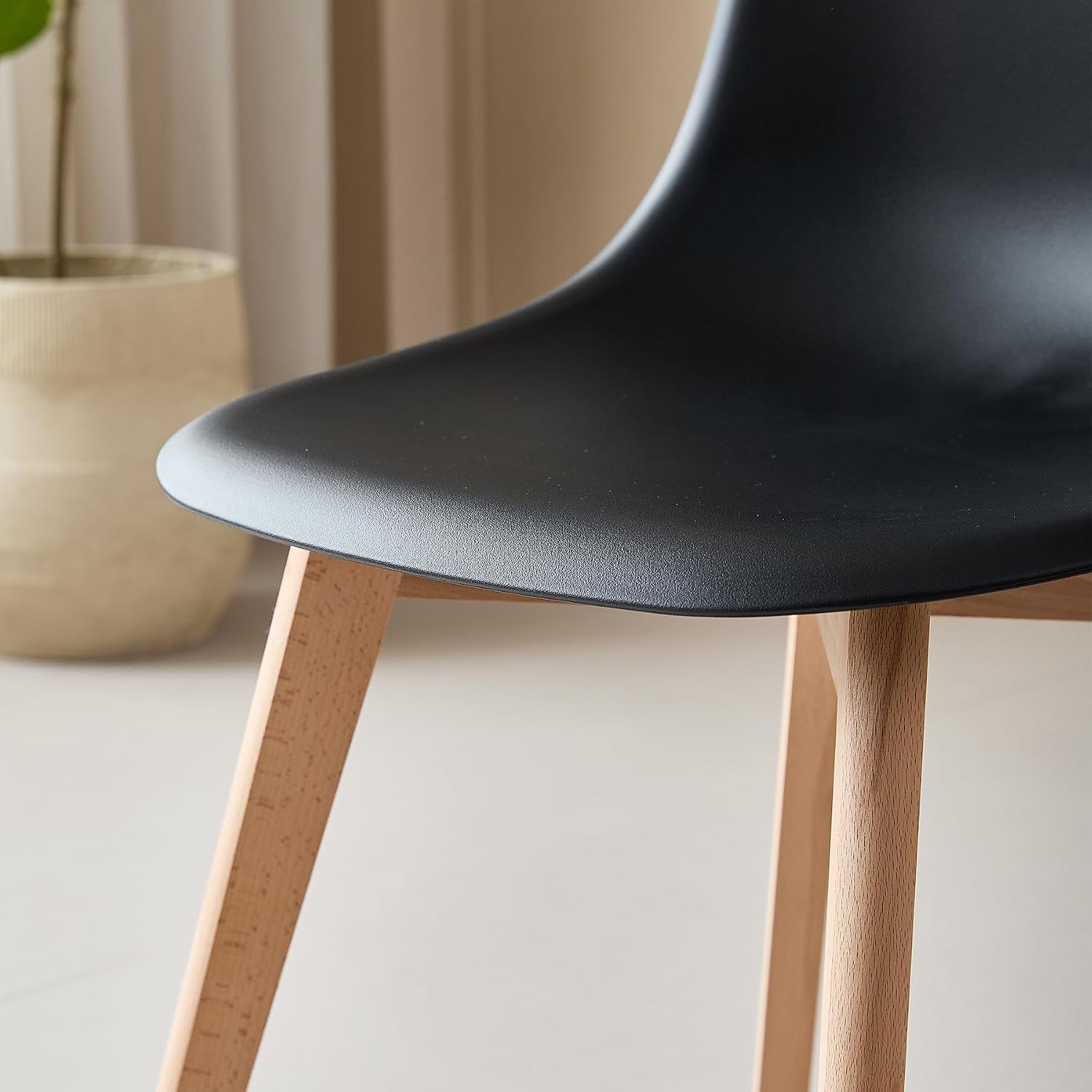 Detalle 2 de BenyLed set van 4 eetkamerstoelen met zwarte PP-zitting en beukenhouten poten