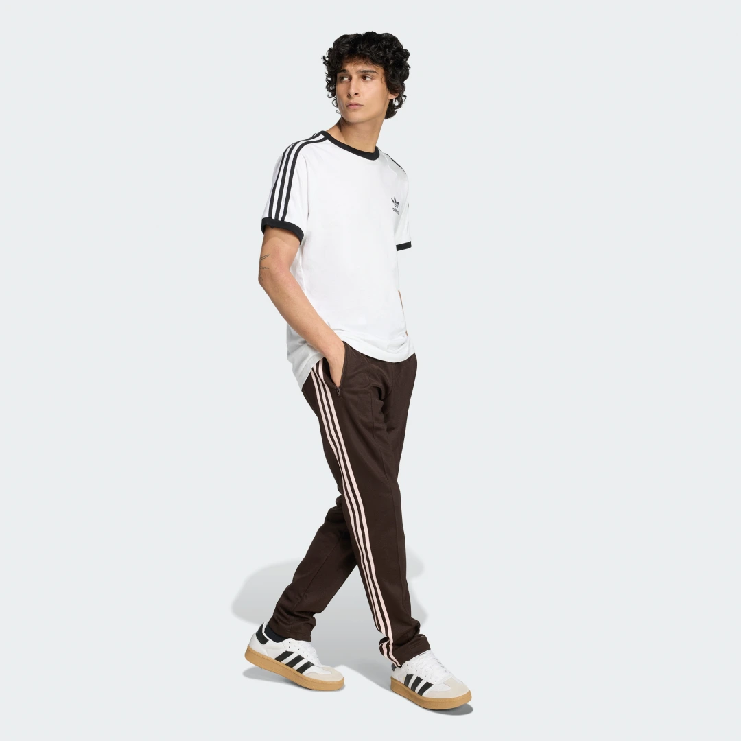 Detalle de Pantalón Beckenbauer de Adidas – estilo clásico en color Marrón
