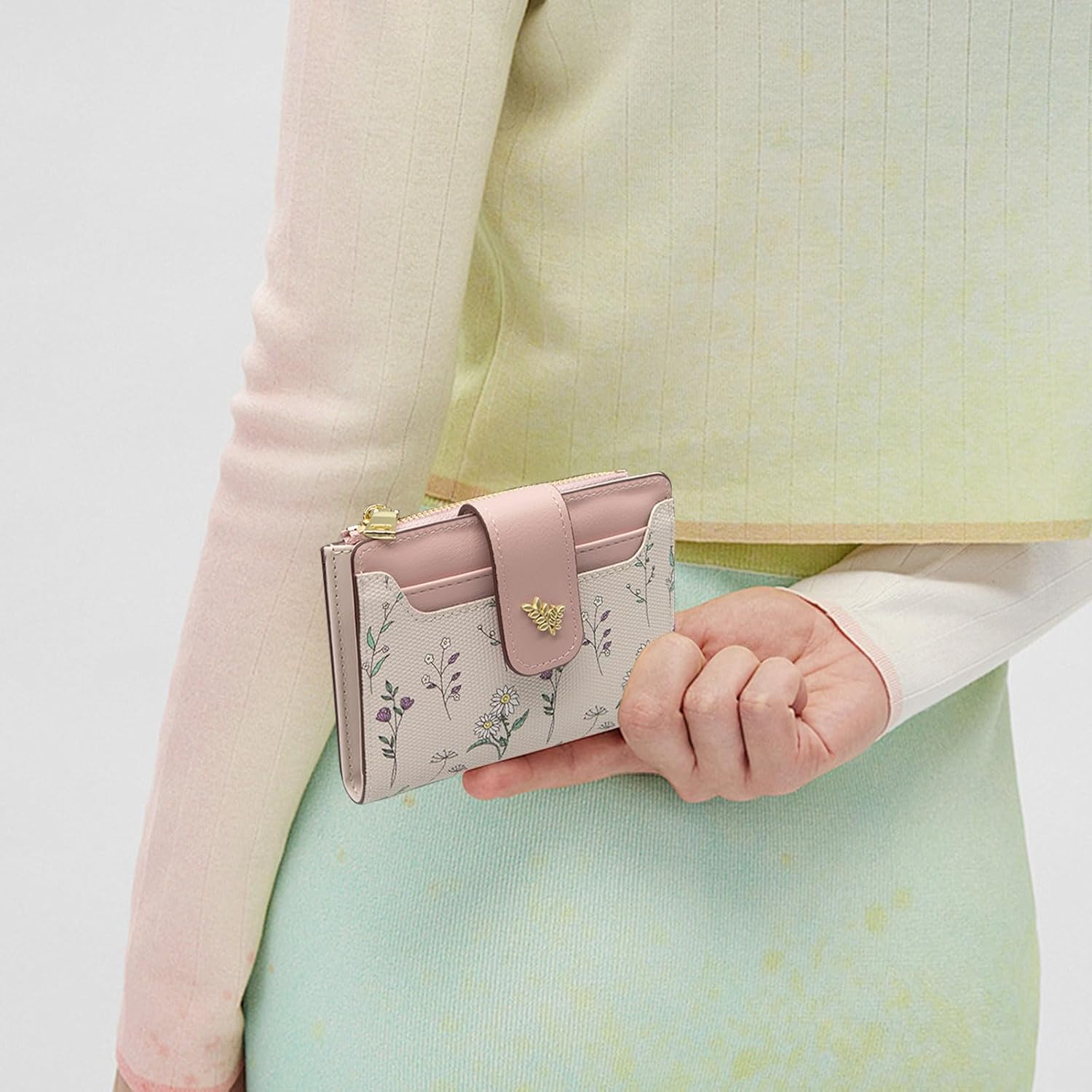 Detalle de LJCZKA Pink Leather Bifold Wallet with Zip Pocket and ID Window