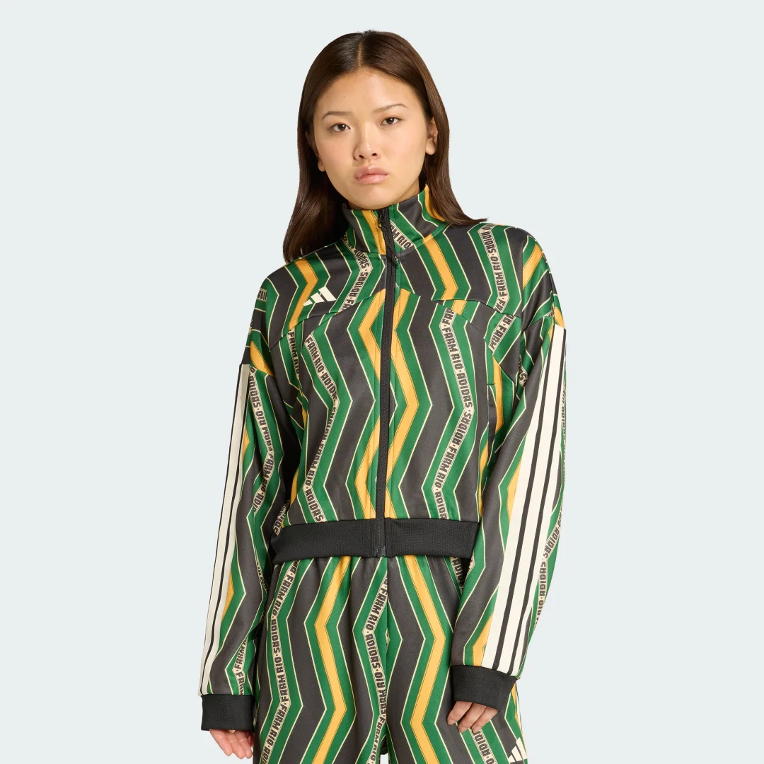 Detalle de Sudadera adidas x FARM Tiro en negro – estilo urbano con la firma FARM