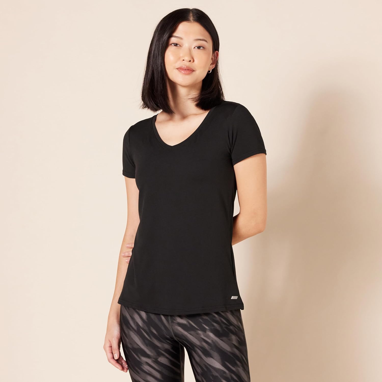Thumbnail 2 de Amazon Essentials Women's Tech Stretch Short-Sleeve V-Neck T-Shirt (Discontinued Colours) – Multipack