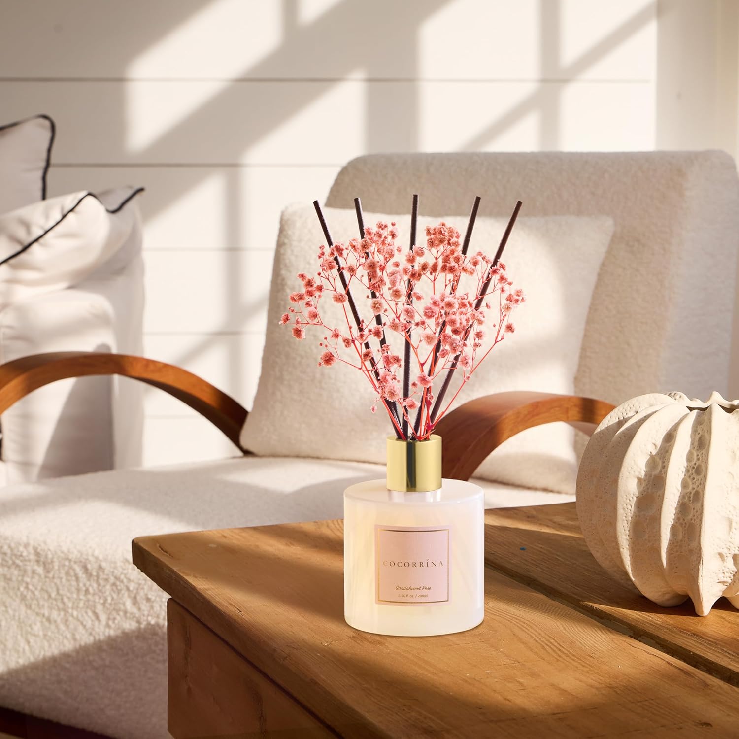 Detalle de Cocorrína Premium Reed Diffuser Set with Preserved Baby's Breath & Cotton Sticks – Sandalwood Rose, 6.7 oz