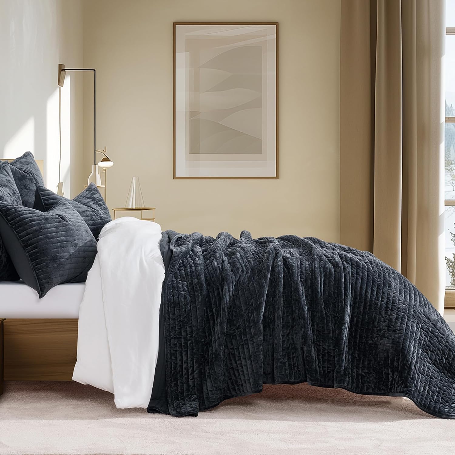 Detalle de EverGrace EVERGRACE Velvet Quilt Set (King) – Lightweight Striped Channel Bedding with 2 Shams, Black