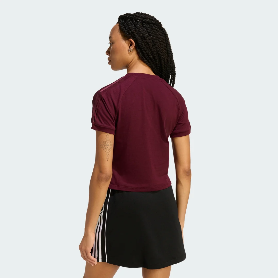 Detalle de Camiseta Lace Cali de Adidas en Burgundy