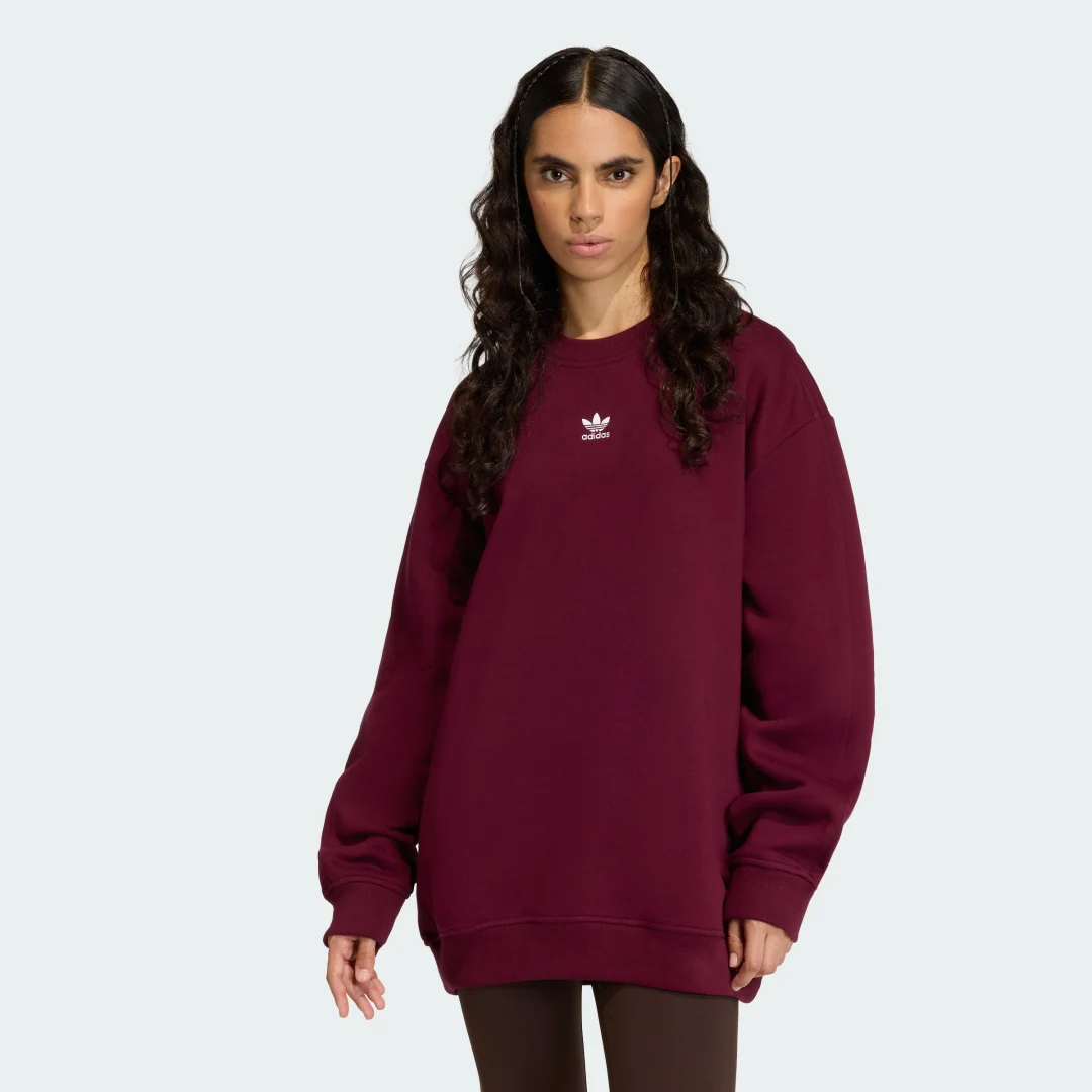 Detalle de Sudadera larga holgada Essentials de Adidas: felpa, cuello redondo y tono Burgundy