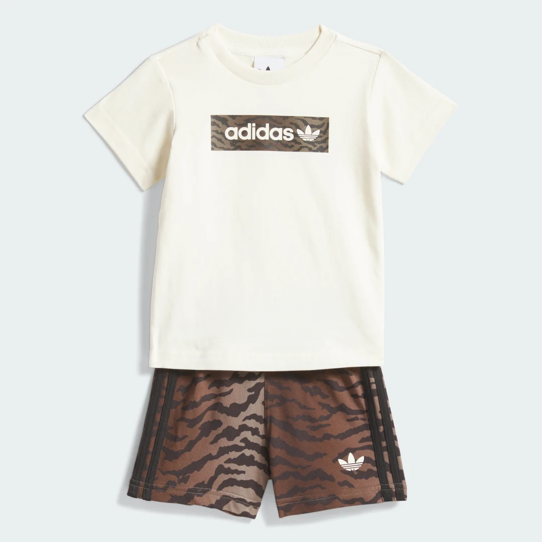 Detalle de Conjunto Adidas: pantalón corto y camiseta AOP en blanco