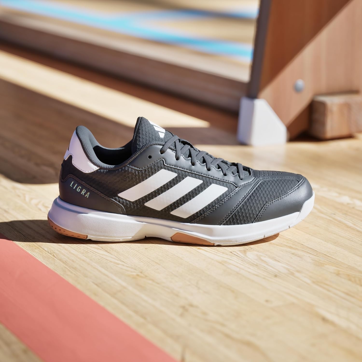 Thumbnail 1 de adidas Men’s Ligra 8 Indoor Schuh – Reguläre Passform, atmungsaktiv & robust
