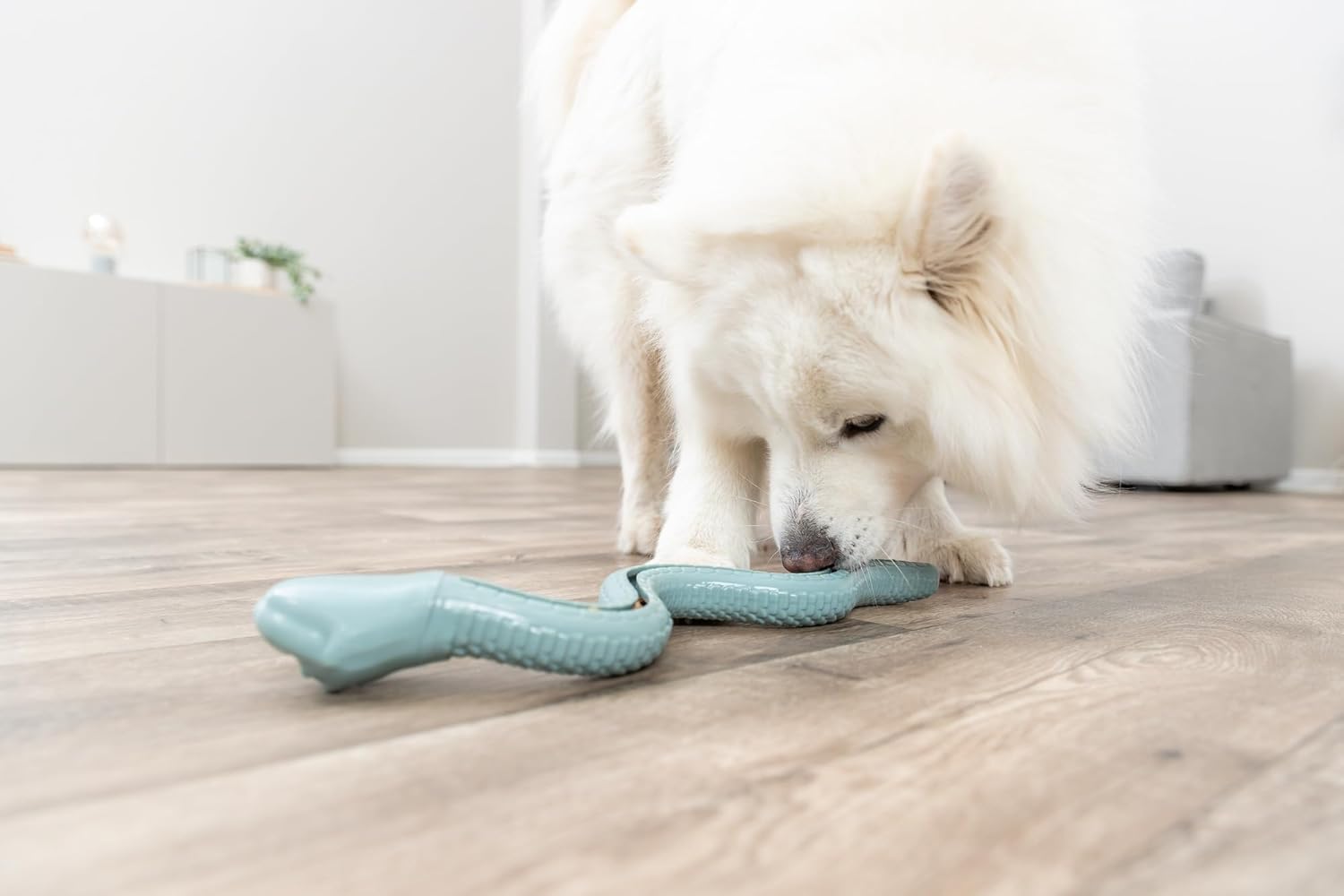 Thumbnail 6 de TRIXIE Snack Snake – 42 cm Fillable TPR Dog Toy