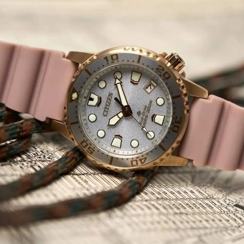 Detalle de Citizen Orologio analogico da donna Eco-Drive con cinturino in poliuretano rosa EO2023-00A