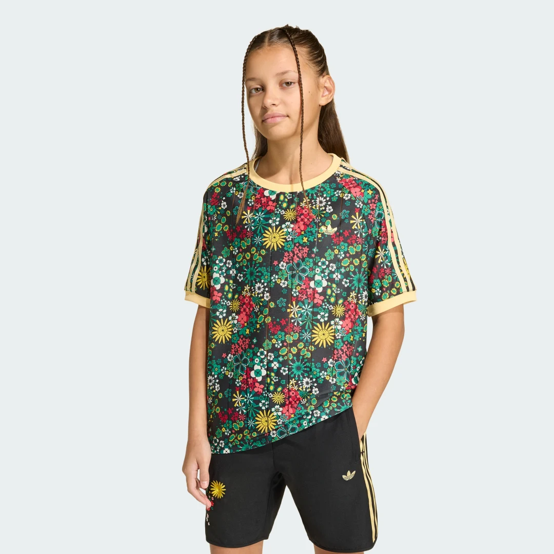Detalle de Camiseta adidas Originals x Liberty London en Negro